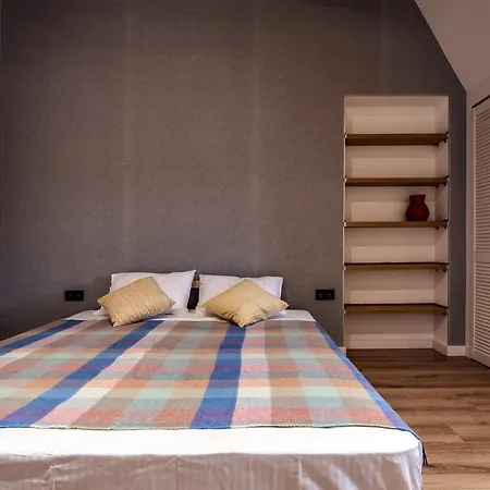 Leogrand On Kniazia Romana 6 アパート